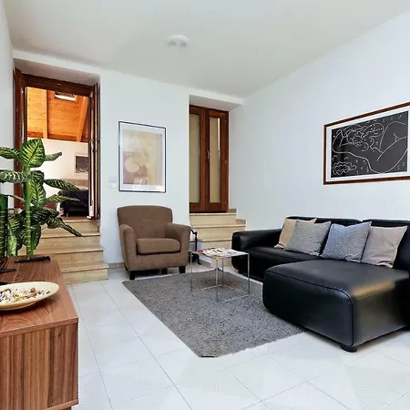 Borgo Pio Spacious Apartment Rome